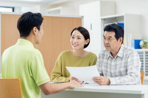 介護の相談をする親子 介護の相談をする親子 介護,相談,親子の写真素材