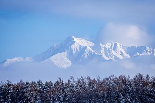 険しい山肌を見せる冬の斜里岳 険しい山肌を見せる冬の斜里岳 斜里岳,雪山,山の写真素材
