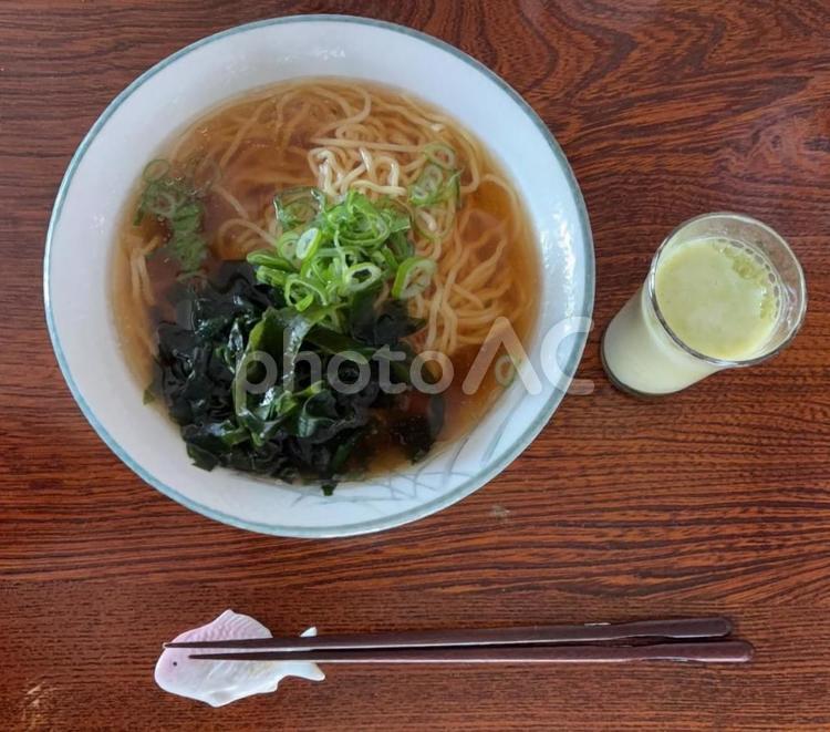 生ラーメンに生ワカメと刻みねぎなどの昼食 昼食,ラーメン,生ラーメンの写真素材