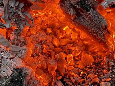 焚き火が熾火になった 熾火,焚き火,薪の写真素材