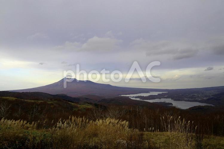 きじひき高原から眺める大沼小沼と駒ヶ岳 風景,絶景,空の写真素材