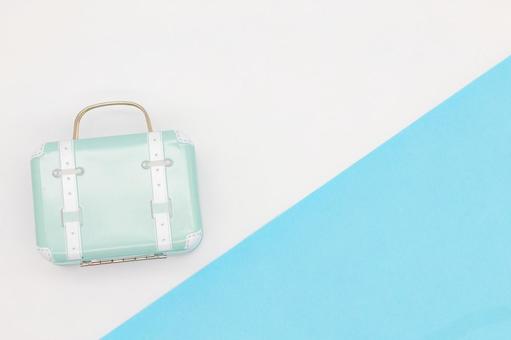 トランクとツートンカラーの背景 旅行鞄,ミニチュア,トランクの写真素材