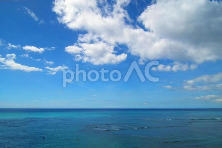 ハワイの風景（46）なだらかな海 ハワイ,青空,夏の写真素材