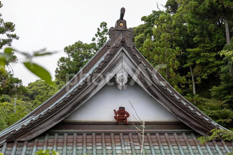 南房総真野寺の本堂屋根の赤い鬼 真野寺,本堂,屋根の写真素材