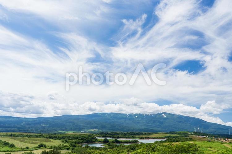 仁賀保高原からの夏の鳥海山（秋田県） 仁賀保高原,鳥海山,秋田県の写真素材