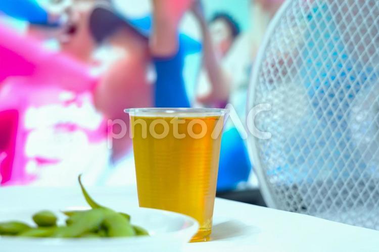 夏の家吞み（高校野球応援） ビール,家呑み,テレビの写真素材