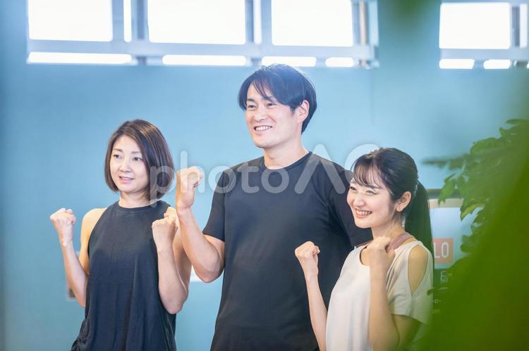 スポーツジムのインストラクター（男女） インストラクター,トレーナー,スポーツインストラクターの写真素材