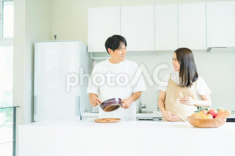 家事を手伝う男性と妊婦（料理） 夫婦,妊婦,新婚の写真素材