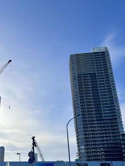 クレーンと高層ビルのある青空 クレーンと高層ビルのある青空 青空,都会,高層ビルの写真素材