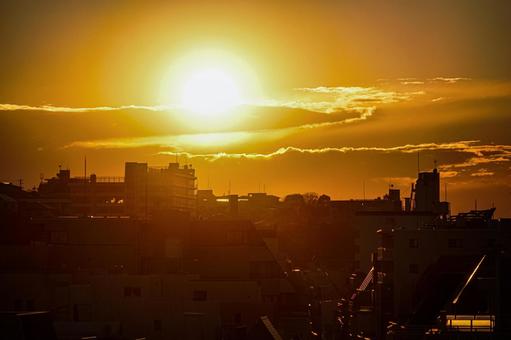 光射す街の夕暮れ 光射す街の夕暮れ 夕日,夕焼け,都市の写真素材