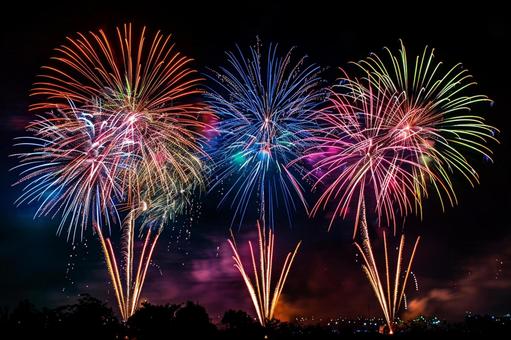 夜空に広がるカラフルな花火の写真素材 夜空に広がるカラフルな花火の写真素材の写真