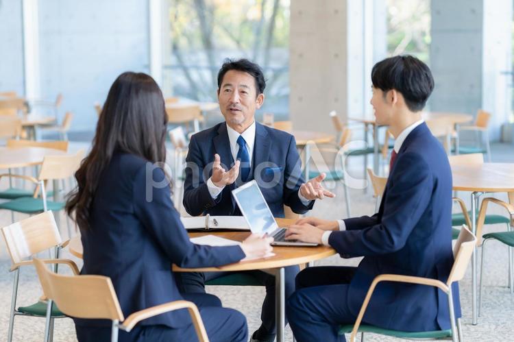 会議をする男女のビジネスマン ビジネス,会議,オフィスの写真素材