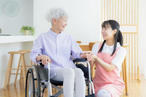 シニア女性を介護をする介護士の女性 シニア女性を介護をする介護士の女性 介護,介護士,シニアの写真素材