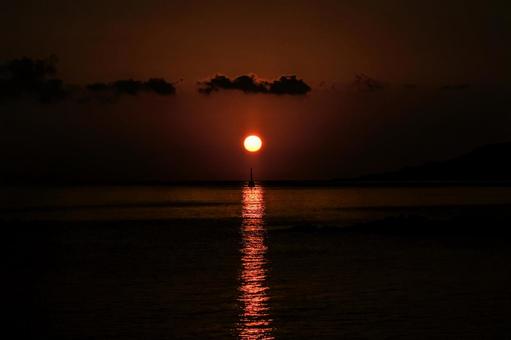 <素材>秋の海に沈む太陽と沖の灯台 <素材>秋の海に沈む太陽と沖の灯台の写真