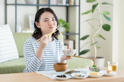 朝食を食べる若い女性 朝食を食べる若い女性の写真