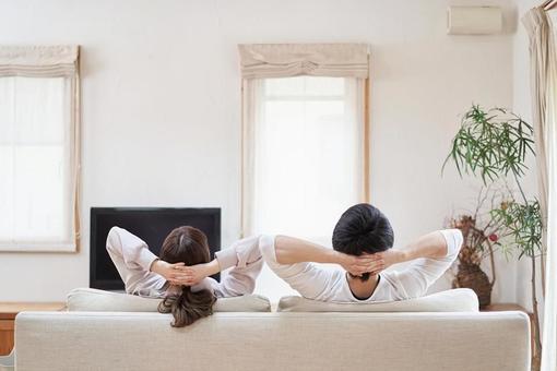 Asian men and women relaxing in the living room, żyj, na relaks, para, JPG