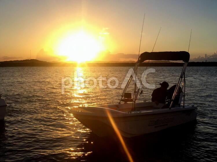 【沖縄】漁港に浮かぶボート 沖縄,漁港,ボートの写真素材