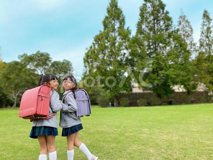 ランドセルと制服を着た小学生の女の子_03 小学生,ランドセル,空の写真素材