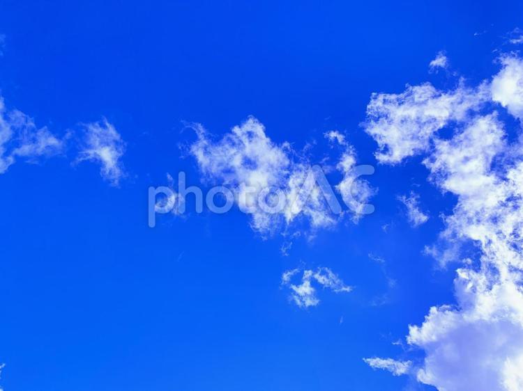 爽やかな青い空と白い雲の背景素材7 雲,快晴,美しいの写真素材
