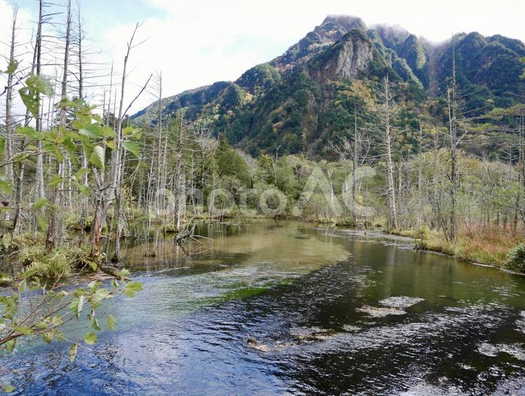 山と川の大自然 美しい風景,春の山,絶景の写真素材
