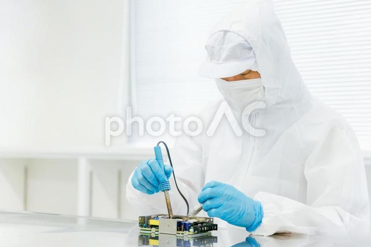 クリーンルームでハンダ付けする男性 工場,ハンダ付け,はんだの写真素材