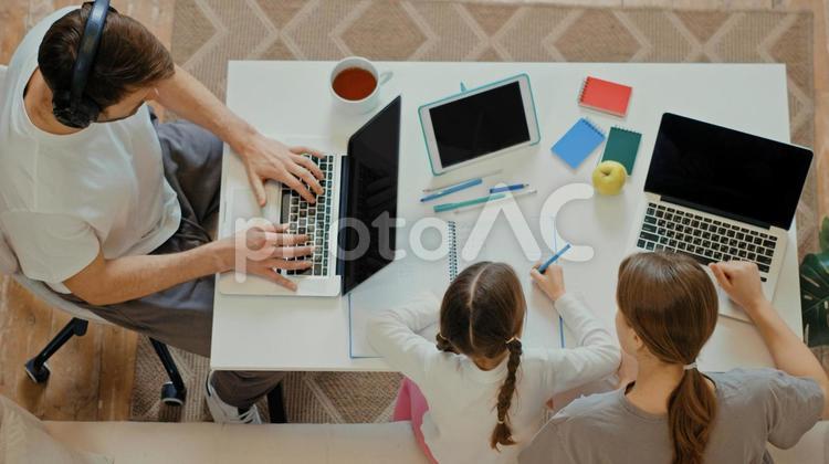 仕事する男性と女の子女の子に教える女性 家族,男性,ヒゲの写真素材