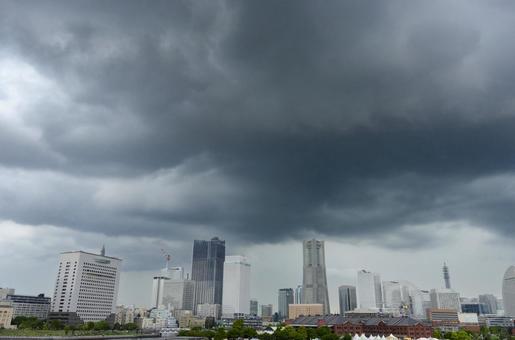 今にも雨が降り出しそうな天気 港,空,雨の写真素材