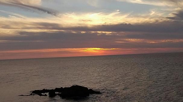 夕暮れの空と海 空,海,夕暮れの写真素材
