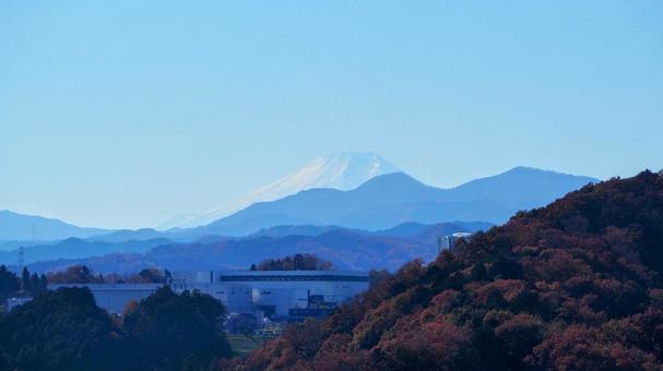 天覧山から見た富士山&紅葉の山(飯能市) 天覧山から見た富士山&紅葉の山(飯能市)の写真