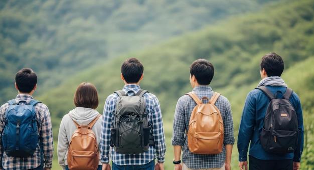 リュック姿の山を眺める若者グループ リュック姿の山を眺める若者グループの写真