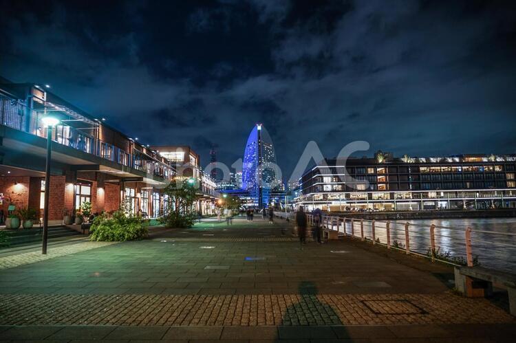 横浜ハンマーヘッドと横浜の夜景 横浜ハンマーヘッド,ハンマーヘッド,横浜の写真素材