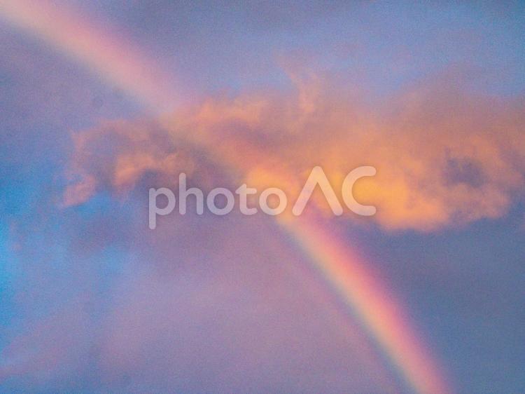 素材（夕焼けと虹） 夕焼け,雲,虹の写真素材