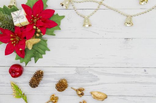 ポインセチアとクリスマスベルの装飾 クリスマス,ポインセチア,コピースペースの写真素材