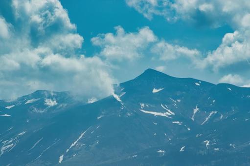 噴煙を上げる火山の写真