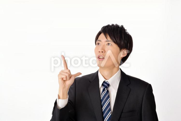 指差しする就活生の男性4 就活生,男性,白バックの写真素材