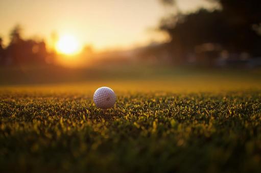夕焼けに輝くゴルフボールの写真
