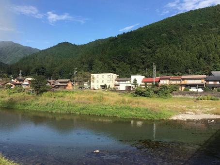 川沿いに広がる日本の田舎の風景 川沿いに広がる日本の田舎の風景 日本の風景,山,地方の写真素材