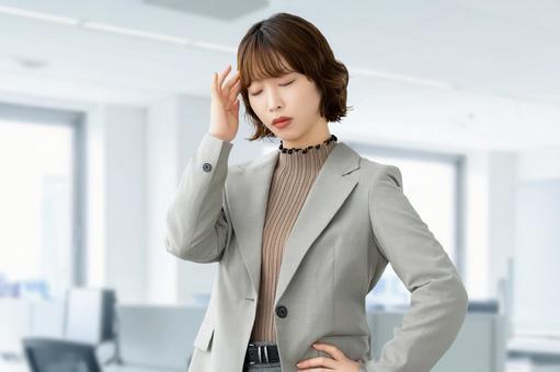 考えごとをする女性・ビジネスウーマン 女性,考える,悩むの写真素材