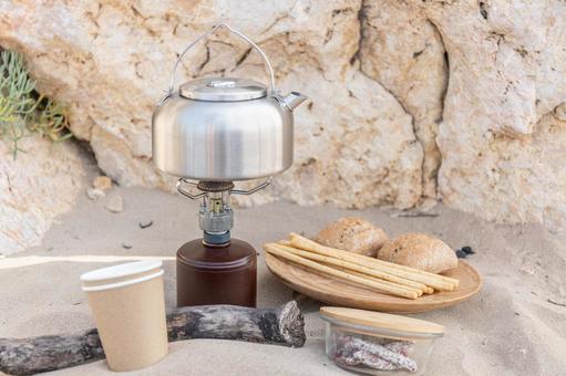 シルバーのケトルやプレートのパン 紙コップ,ケトル,ガスバーナーの写真素材