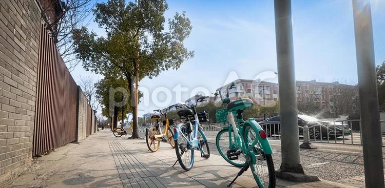 中国の街角に並ぶカラフルなシェアサイクル 中国,シェア自転車,レンタル自転車の写真素材