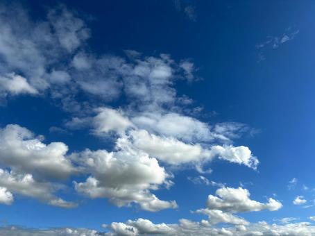 雲が多い空、青空、雲 雲が多い空、青空、雲の写真