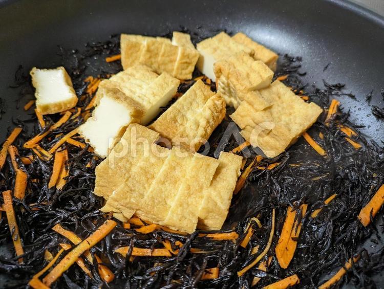 ヒジキと厚揚げの煮物（調理中） ヒジキ,厚揚げ,煮物の写真素材