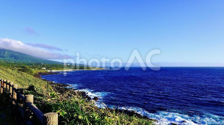 伊豆大島の赤禿から見える朝の海と空 伊豆大島,あかっぱげ,大島の写真素材