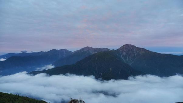 鳳凰三山稜線から見る朝の北岳と間ノ岳 鳳凰三山稜線から見る朝の北岳と間ノ岳の写真