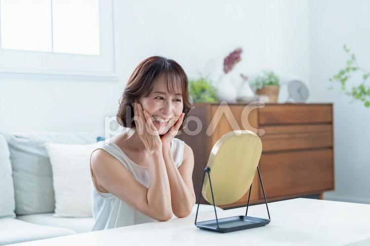 鏡を見るシニア女性 女性,ライフスタイル,シニアの写真素材