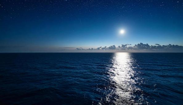 南国のビーチの夜景 月  南国のビーチの夜景 月 の写真