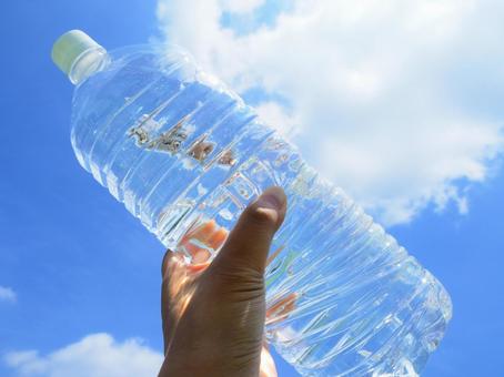 青空と水のペットボトル 青空と水のペットボトル 青空,夏空,ペットボトルの写真素材
