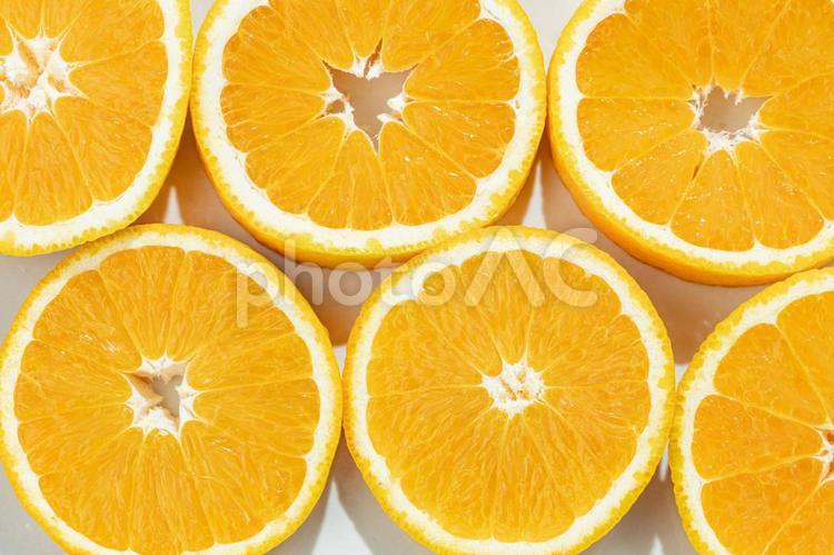 オレンジが切り口を上に並んでいる 背景,食べ物,敷き詰めるの写真素材
