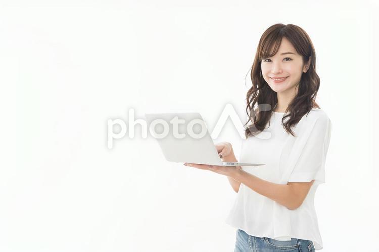 ノートパソコンを使うビジネスウーマン　 女性,人物,ノートパソコンの写真素材