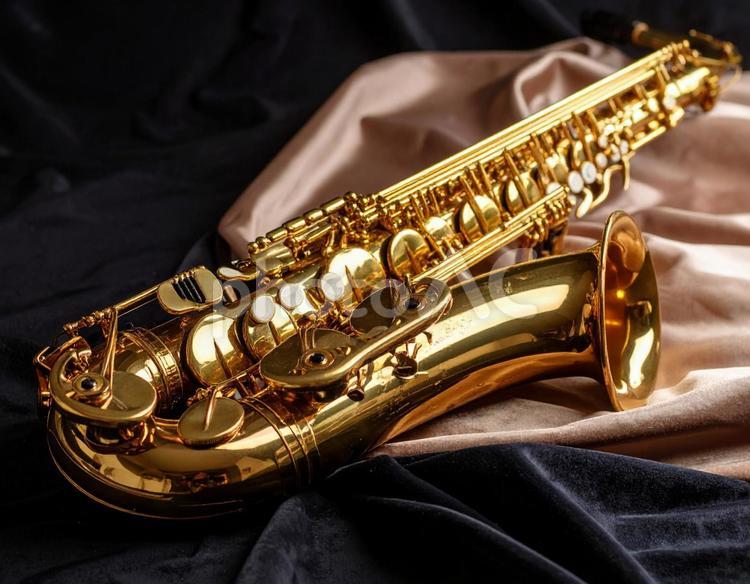 バリトンサックス　シルク　楽器　音楽　金 サックス,サクソフォン,バリトンサックスの写真素材